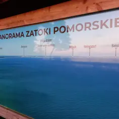 Panorama Zatoki Pomorskiej z widokiem na wybrzeże, Świnoujście i granicę polsko-niemiecką.