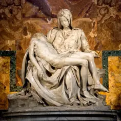 Pieta Michała Anioła, arcydzieło wśród dzieł znanych malarzy i rzeźbiarzy. Marmurowa rzeźba przedstawia Matkę Boską trzymającą ciało Chrystusa.