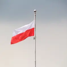 Biało-czerwona flaga powiewa na maszcie. Symbol wolności, który przetrwał czasy zaboru pruskiego.