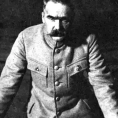 Józef Piłsudski, który odegrał kluczową rolę w tym, w którym roku Polska odzyskała niepodległość, w mundurze wojskowym.