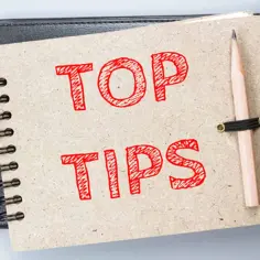 Notatnik z napisem "TOP TIPS" i ołówkiem. Idealne wskazówki, jak nauczyć się angielskiego samemu.