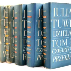 Kolekcja wszystkich wierszy Juliana Tuwima w niebieskich tomach. Widoczne tytuły: "Dzieła", "Tom IV", "Przekłady".