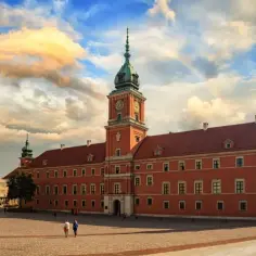 Zamek Królewski w Warszawie, symbol odrodzenia i potęgi, świadectwo renesansu w Polsce.