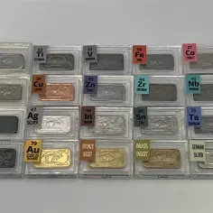Kolekcja sztabek metali z układu okresowego. Widać m.in. aluminium, żelazo, nikiel, miedź, cynk, srebro, ołów, złoto (pb pierwiastek).