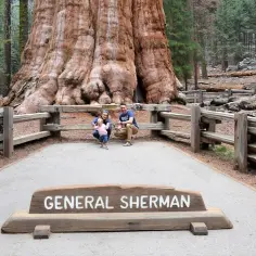 Rodzina pozuje przed General Sherman, największym drzewem na świecie.