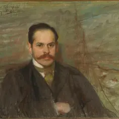 Portret mężczyzny z wąsami, w ciemnym garniturze i żółtej apaszce. Tło abstrakcyjne, zielono-brązowe. "Eviva l'arte co to znaczy?" - pytanie o sztukę.