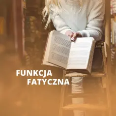 Kobieta w swetrze czyta książkę w bibliotece. Tekst na zdjęciu: "Funkcja fatyczna".