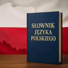 Słownik języka polskiego na tle flagi Polski. Czy w 2026 roku czekają nas zmiany w języku polskim?