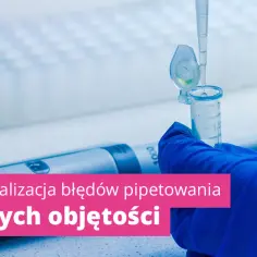 Ręka w niebieskiej rękawiczce precyzyjnie pobiera płyn pipetą do probówki. Minimalizacja błędów pipetowania małych objętości to klucz do naukowego puryzmu.