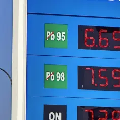 Cena paliwa: Pb 95 za 6.69, Pb 98 za 7.59. Wyższa liczba oktanowa to wyższa cena.