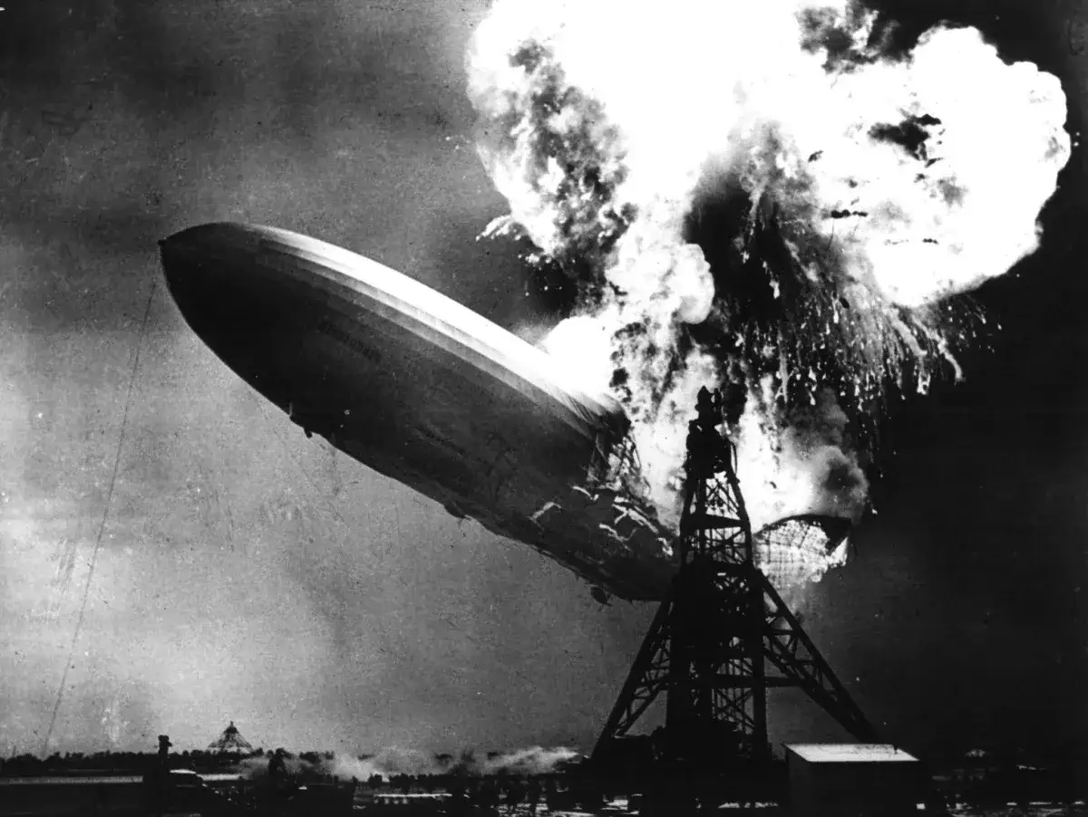 Hindenburg w płomieniach, eksplozja niszczy sterowiec podczas lądowania.