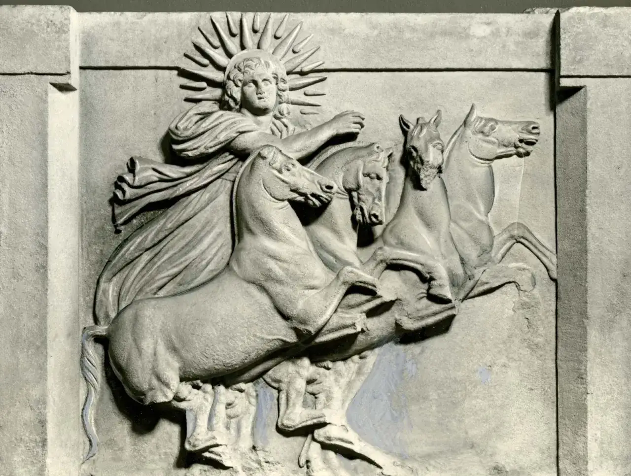 Helios, grecki bóg słońca, w swojej słonecznej rydwanie zaprzężonej w cztery konie, pędzi przez niebo.
