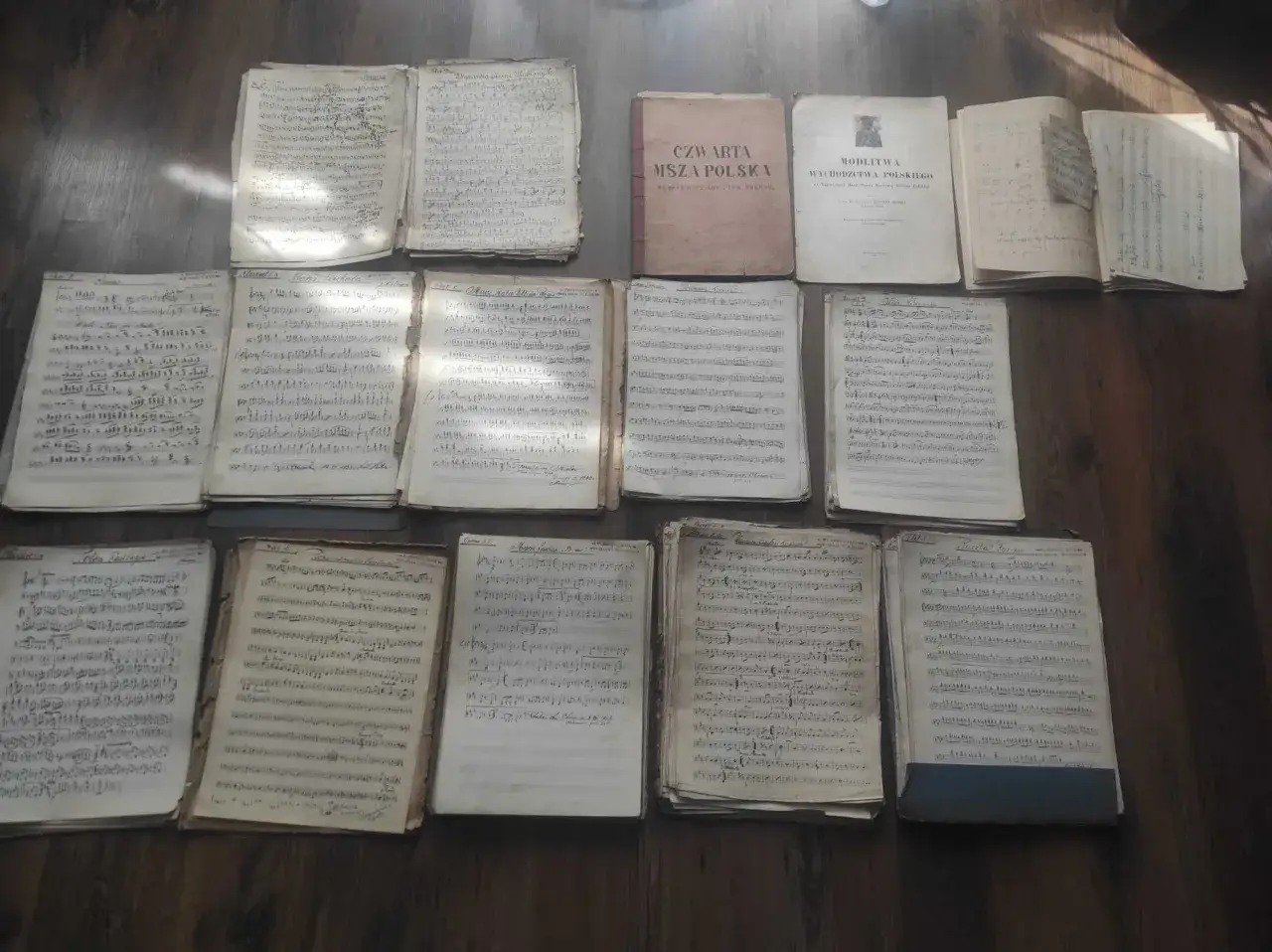 Stare nuty, ręcznie pisane, tworzą piękną pieśń historii muzyki.