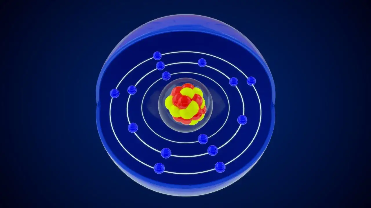 Model atomu fosforu z jądrem (czerwone i żółte kuleczki) oraz elektronami (niebieskie kuleczki) krążącymi po orbitach.