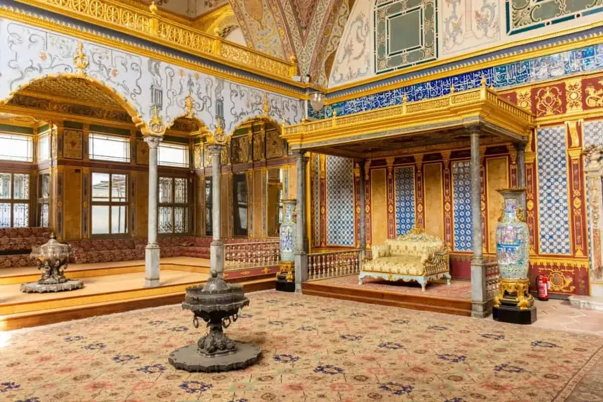 Wnętrze pałacu, gdzie kiedyś przebywał harem. Złote zdobienia, dywany i meble tworzą atmosferę luksusu.