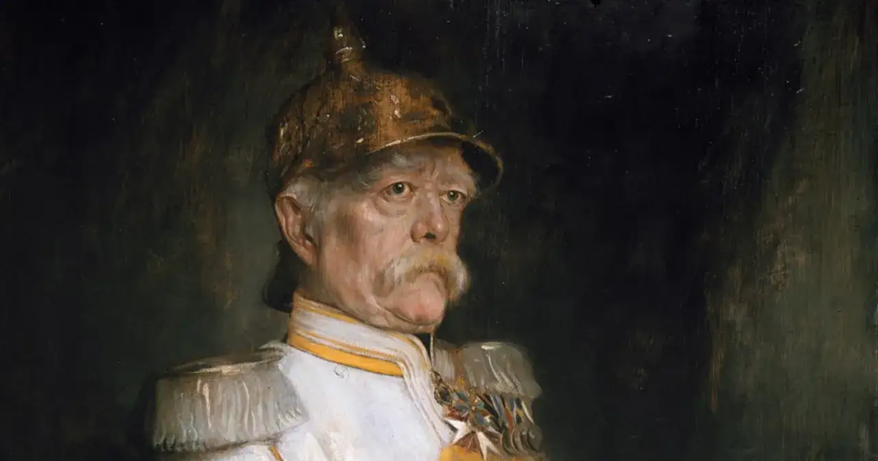 Portret Otto von Bismarcka w mundurze wojskowym, z charakterystycznym wąsem i hełmem.